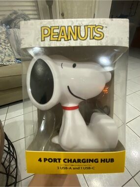 Peanuts Snoopy Charging Hub in White with Red Collar